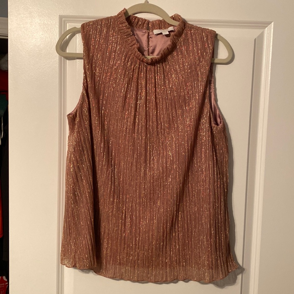 Sleeveless shimmery top. Loose fit